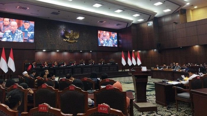Bikin Riuh MK! Disentil Candaan 'Munkar-Nakir', Hasyim Asy'ari Ngaku Tanpa Beban Bersaksi Soal Gibran