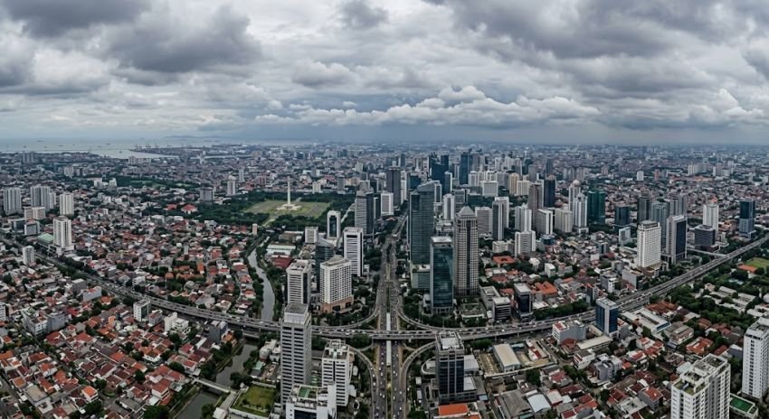 Cuaca Jakarta Hari Ini 15 Oktober: Semua Wilayah Berawan, Suhu Capai 37&deg;C