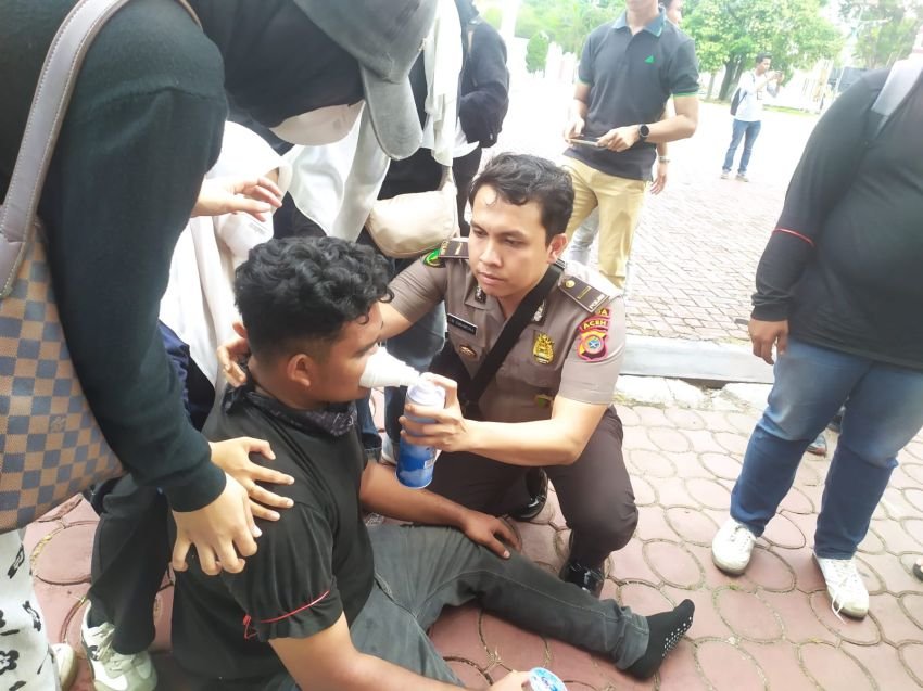 Peserta Unjuk Rasa di Kantor Gubernur Aceh Terjatuh Lemas, Biddokkes Polda Aceh Turun Tangan