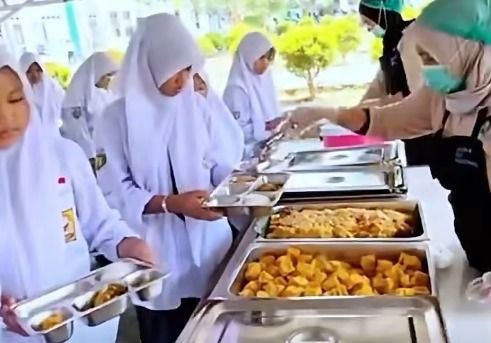 MBG Disajikan Prasmanan di Sekolah, BGN Sebut Makanan Lebih Hangat dan Minim Waste