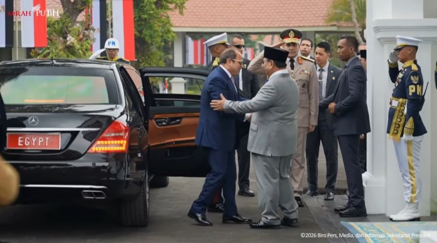 Disambut Pasukan Berkuda & Dentuman Meriam, Prabowo Peluk Hangat Presiden Mesir di Istana
