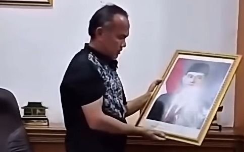 Usai Putusan MK, Wakil Ketua DPRD Sukabumi Fraksi PDIP Turunkan Foto Wapres Gibran