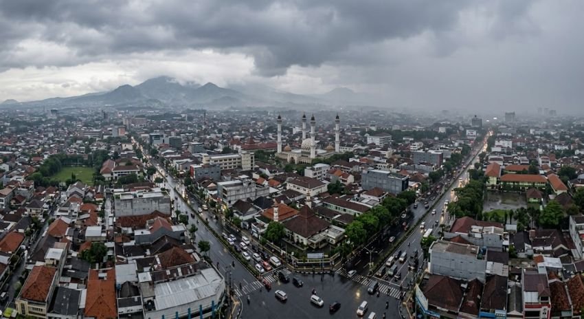 Cuaca Jabar Hari Ini 12 Oktober: Hujan di Sejumlah Daerah, Suhu Capai 35&deg;C