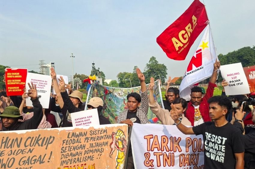 Mengenal Arti Simbol Tiga Jari yang Digunakan Massa Aksi dalam Demonstrasi Dua Tahun Prabowo-Gibran