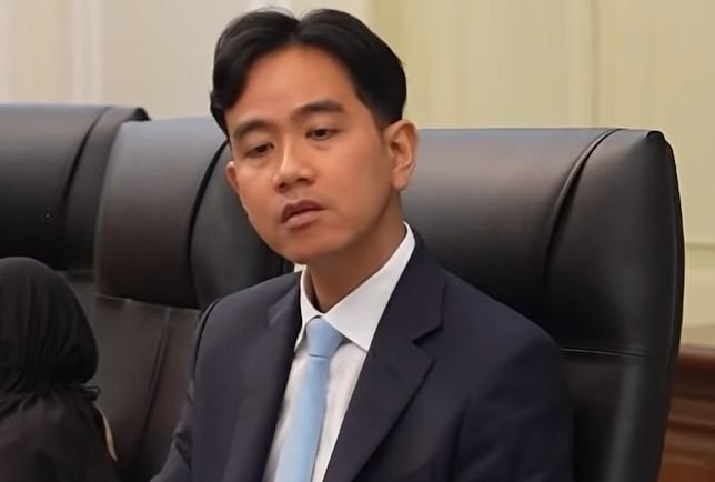 Denny Indrayana Balas Jokowi: Tanpa Di-Downgrade, Gibran Memang Belum Layak Jadi Wapres Bahkan Wali Kota