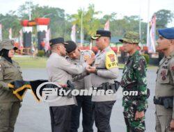 Kapolri Jenderal Listyo Sigit Beri Pin Emas ke Ratusan Personel TNI-Polri