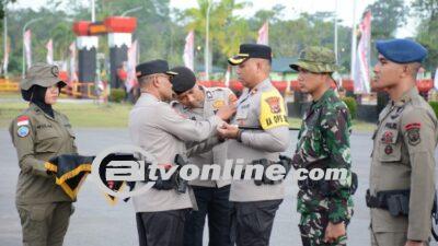 Kapolri Jenderal Listyo Sigit Beri Pin Emas ke Ratusan Personel TNI-Polri