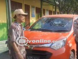 Halangi Mobil Damkar, Sebuah Mobil Rusak Diamuk Warga