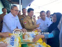 Mendag Zulkifli Hasan Tinjau Pasar Pagi Sambas, Bagikan 1.000 karung beras