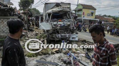 Truk Tronton Tabrak Sejumlah Kendaraan dan Rumah di Cianjur