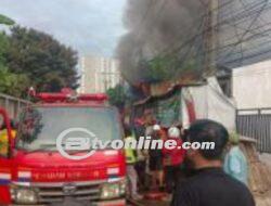 Gudang Rongsokan di Belakang Margo City Depok Kebakaran, Asap Hitam Membubung