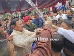 Resmikan 15 Sumber Air Bersih di Bangkalan Madura, Prabowo Nikmati Air Bersama Santri