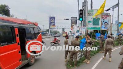 Bawaslu Sejumlah Daerah Serentak Copot Alat Peraga Kampanye Yang Selalu Makan Korban 