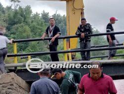 Irwandri anggota DPRD kabupaten kerinci peduli dan bantu masyarakat bangun jembatan ambruk