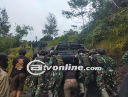 Aksi Sigap Satgas TNI 300 Siliwangi Bantu Mobil Rusak di Jalur Rawan Papua