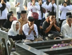 Ganjar-Cak Imin Kompak  Ziarah ke Makam di Jombang, Pertanda Kedua Kubu Menyatu