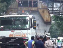 Truck Trailer di Kota Bandung Tersangkut Papan Reklame