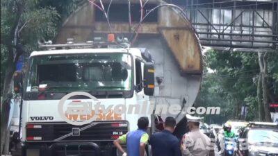 Truck Trailer di Kota Bandung Tersangkut Papan Reklame