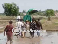 Tak Ada Akses Menuju TPU, Warga di Bekasi Gotong Jenazah Lewati Sawah