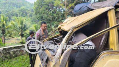 Truk  Colt Diesel Pembawa Rombongan Peziarah Terguling , 5 Orang Tewas