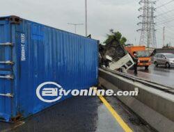 Truk trailer Terguling di Tol Wiyoto Wiyono hingga Bikin Macet 7 Km