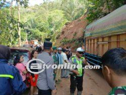 Polda Sumut, TNI, BPBD Berhasil Evakuasi Material Longsor Jalan Lintas Tarutung-Sibolga