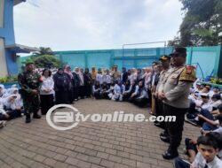 Kapolres Metro Jakarta Timur Kombes Pol Nicolas Ary Lilipaly Berikan Penghargan Kepada Dua Siswi SMPN 246 Jakarta