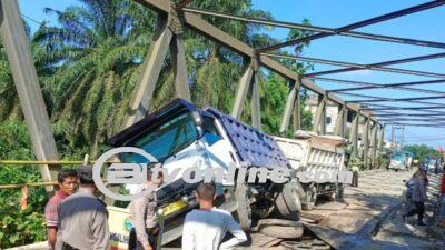 Jembatan Rusak di Langkat, Sebabkan Satu Truk Terbalik