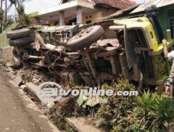 Truk Pengangkut Batu Split Terbalik dan Menimpa Rumah di Bogor