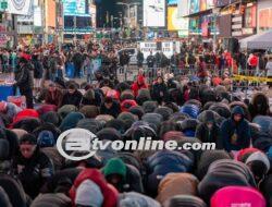 Ratusan Warga Muslim AS Awali Ramadan dengan Salat Tarawih di Times Square