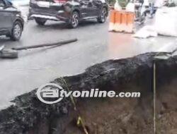 Badan Jalan Padang-Bukittinggi Amblas di Kelok Hantu, Begini Penampakannya