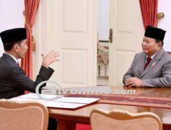 Presiden Jokowi Ngobrol Semeja dengan Prabowo di Istana