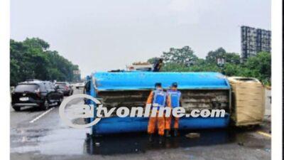 Truk Tangki Air Terguling di Tol Jagorawi