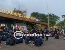 Ratusan Mahasiswa Trisakti Demo di Depan Gedung DPR: Tuntut Penuntasan Kasus Pelanggaran HAM