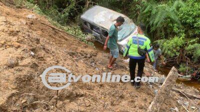 Ambulans Pembawa Jenazah Bayi Masuk ke Jurang 30 Meter di Samosir