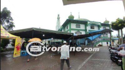 Diguyur Hujan Sejak Pagi, Jamaah Masjid Agung Kabanjahe Tetap Semangat Laksanakan Shalat Idul Adha