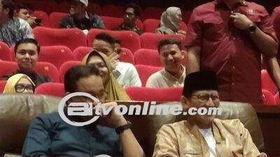 Anies Baswedan Bersalaman dengan Jusuf Kalla di Gala Premiere, Tertawa Bersama Sandiaga Uno