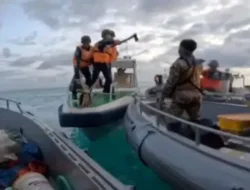 Tabrakan Kapal Filipina, Penjaga Pantai China Bersenjata Pedang-Tombak!