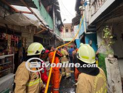 Rumah di Petamburan Jakpus Terbakar Diduga Akibat Korsleting, Satu Orang Luka