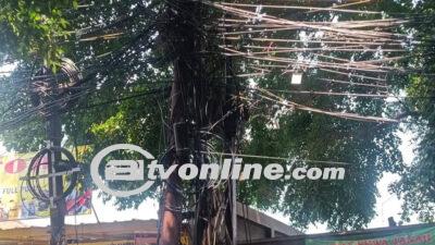 Kabel Listrik & Fiber Optik di Jakbar Semrawut Hingga Pernah Buat Pemotor Jatuh