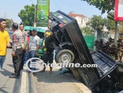 Mobil Pick Up Tabrak Angkot di Bandung, Berujung Masuk ke Got