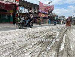 Viral! Pengendara Motor Nekat Terobos Jalan Cor Basah di Cimahi, Jalan Baru Rusak Dalam Sekejap!