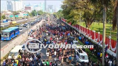 Massa Gelar Salat Ashar Berjemaah di Depan DPR