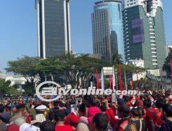 Warga Jakarta Memadati Monas untuk Saksikan Kirab Bendera Merah Putih Menuju IKN