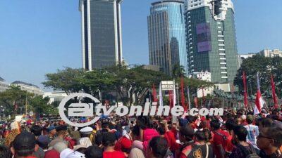 Warga Jakarta Memadati Monas untuk Saksikan Kirab Bendera Merah Putih Menuju IKN