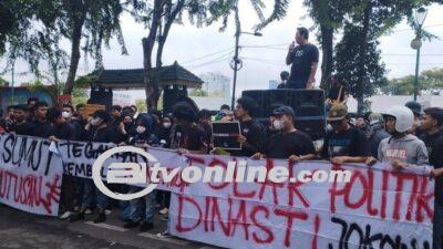 Demo Memanas di Depan Gedung DPRD Sumut, Massa Bakar Spanduk dan Serukan Penegakan Putusan MK