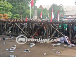 Mahasiswa Serbu Gedung DPR RI, Gerbang Pancasila Dirobohkan Dalam Aksi Tolak Revisi UU Pilkada