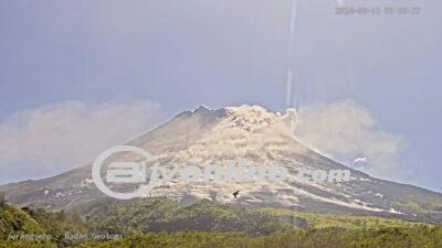 Gunung Merapi Kembali Meluncurkan Awan Panas: Kewaspadaan Meningkat di Sekitar Kawasan