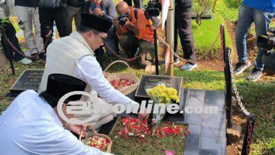 Hari Pertama Kampanye, Ridwan Kamil dan Suswono  Ziarah ke Makam Tokoh Betawi