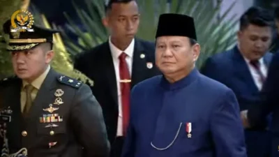 Siap Dilantik Sebagai Presiden RI, Prabowo Tiba di DPR dengan Beskap Betawi